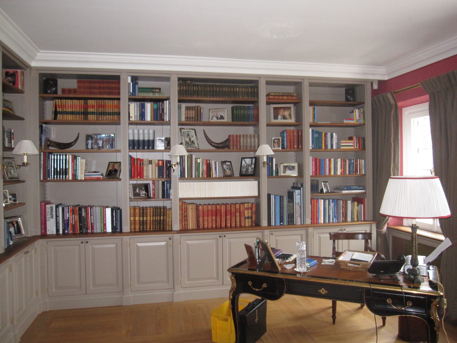 Arbeitszimmer vom Tischler mit eingebauter Bücherwand und Schreibtisch