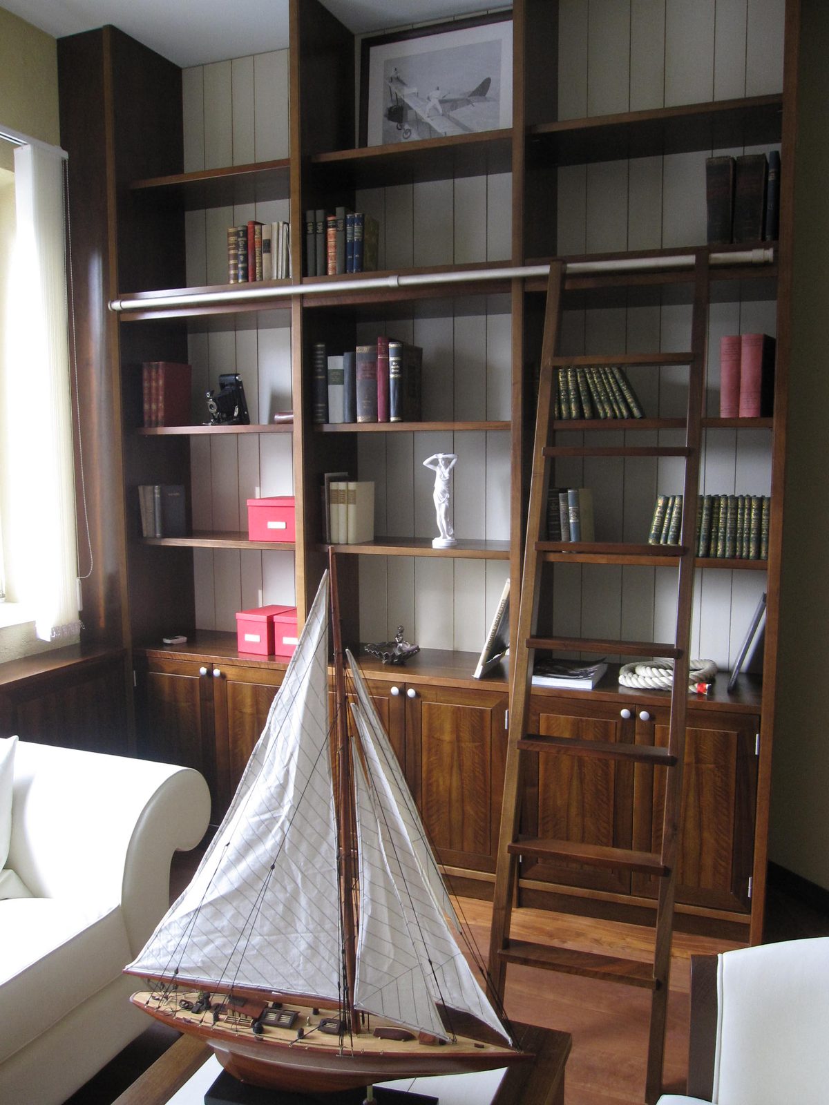 Arbeitszimmer mit Regalwand aus Nussholz und Bibliotheksleiter