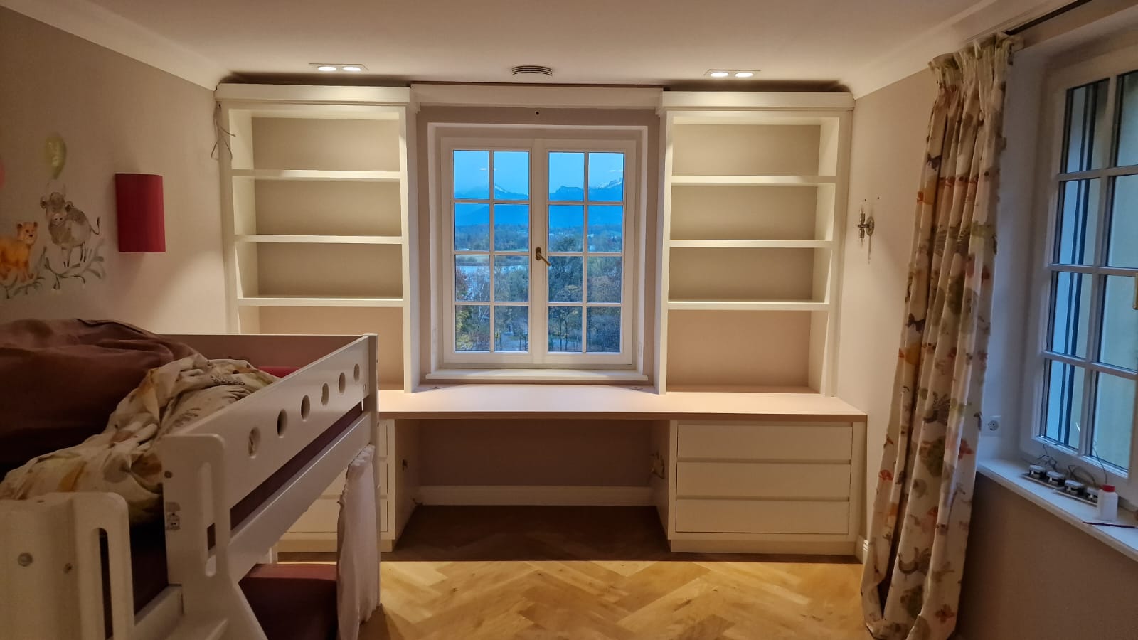 Kinderzimmer vom Tischler mit Hochbett, Schreibplatz am Fenster und Regalen